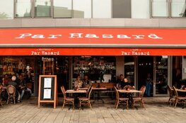 Par Hasard Almere Stad deelt 300 kg frites uit voor 1-jarig bestaan