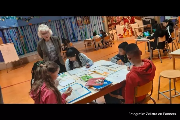 Onderwijswethouder Marjan Haak bezoekt jarige Shri Ganeshaschool