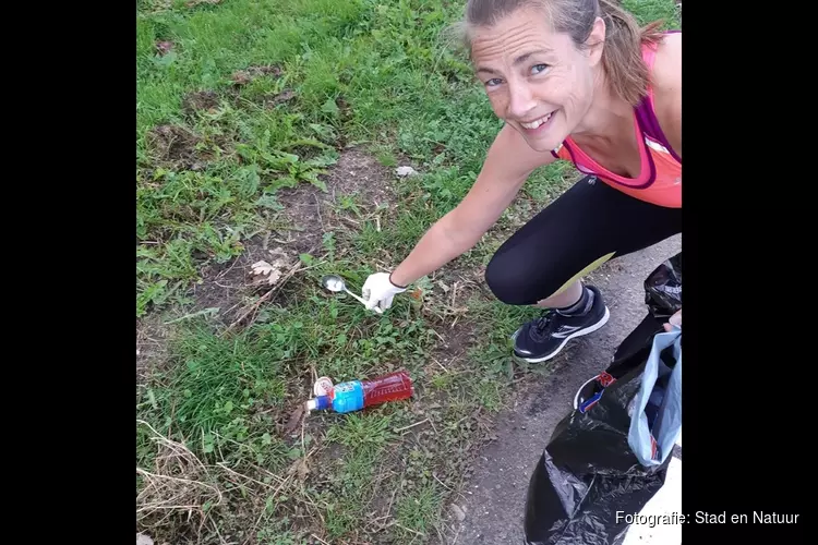 Ploggen in Almere tijdens de World Cleanup Day