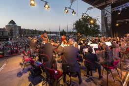 Straatacts, muziek, botters, kunst en brocante op Almere Haven Festival