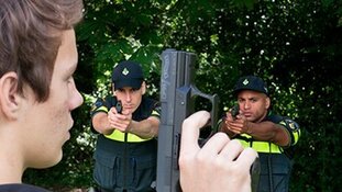 Jongens doen afstand van nepwapens