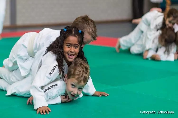 Basisscholen de Loofhut en de Achtbaan in Almere  aan de slag met Schooljudo