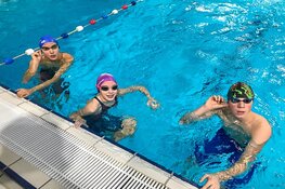 Huldiging voor Ivar Kleuver tijdens NJJK zwemmen