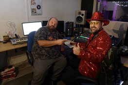 Johnny Glitter tekent contract bij Belgische platenmaatschappij