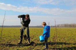 Almeerse kinderen planten mee voor nationaal boomplantrecord tijdens boomfeestdag