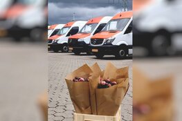 Crowdfunding Qassa verrast 200 postbezorgers met bloemen