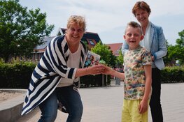 Wethouder Roelie Bosch overhandigt programma Stad & Natuur aan het Universum