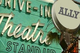 Toeteren van het lachen bij Ally's drive in