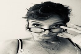 Toeteren van het lachen bij Ally&#39;s drive in