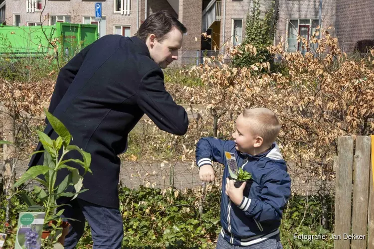 Wethouder Lindenbergh geeft startsein Almere in Bloei
