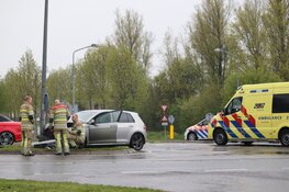 Auto botst tegen lantaarnpaal in Almere