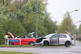Auto botst tegen lantaarnpaal in Almere