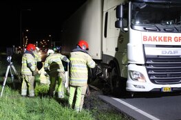 Auto tegen vrachtwagen in Almere: automobilist aangehouden