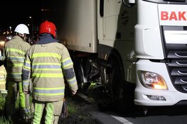 Auto tegen vrachtwagen in Almere: automobilist aangehouden