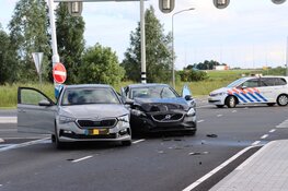Twee auto's total-loss na ongeval Almere