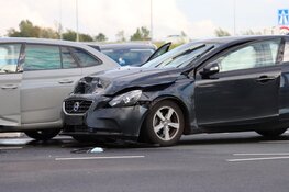 Twee auto's total-loss na ongeval Almere