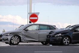 Twee auto's total-loss na ongeval Almere