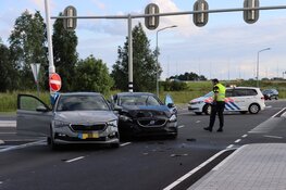 Twee auto's total-loss na ongeval Almere