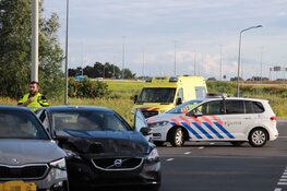 Twee auto's total-loss na ongeval Almere