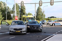 Twee auto's total-loss na ongeval Almere