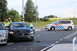 Twee auto's total-loss na ongeval Almere