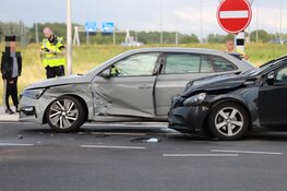 Twee auto's total-loss na ongeval Almere