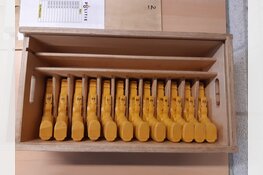 Politie zoekt verloren kisten met oefenwapens