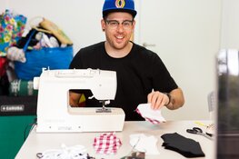 Kasper Jongejan werkt aan een echte Almeerse trui bij StrandLAB