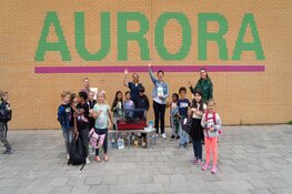 Wethouder Bosch reikt eerste huisdierenleskist uit