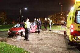 Auto rijdt rechtdoor over rotonde Almere