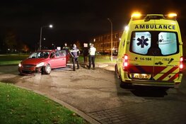 Auto rijdt rechtdoor over rotonde Almere
