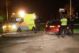 Auto rijdt rechtdoor over rotonde Almere