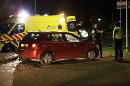 Auto rijdt rechtdoor over rotonde Almere