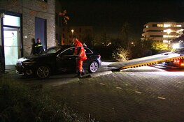 Auto rijdt tegen woning in Almere