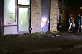 Auto rijdt tegen woning in Almere