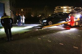 Auto rijdt tegen woning in Almere