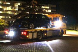 Auto rijdt tegen woning in Almere