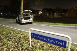 Automobilist vlucht na ongeval met twee auto&#39;s