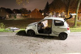 Automobilist vlucht na ongeval met twee auto&#39;s