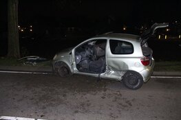 Automobilist vlucht na ongeval met twee auto&#39;s