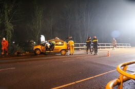 Automobilist crasht tegen brug in Almere en vlucht