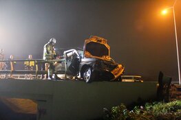 Automobilist crasht tegen brug in Almere en vlucht