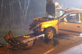 Automobilist crasht tegen brug in Almere en vlucht