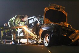 Automobilist crasht tegen brug in Almere en vlucht