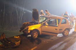 Automobilist crasht tegen brug in Almere en vlucht