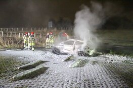 Auto in brand op carpoolplaats