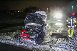 Auto in brand op carpoolplaats