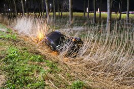 Auto in middenberm bij ongeluk A6