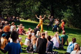 Erop uit met de kids in de meivakantie: Première weekend Boom! (4+) van plan d- in Almere - Een ode aan de natuur: weerbaar, standvastig en duurzaam!