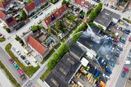 Brandweer uren bezig bij uitslaande brand in autobedrijf